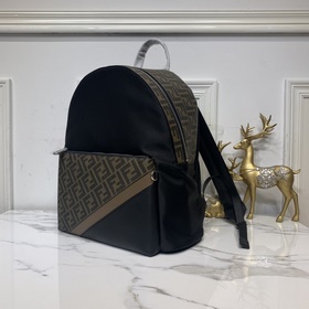 FENDI  Рюкзак с передними карманами Сзадиспользуется дышащая выс