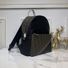 FENDI  Рюкзак с передними карманами Сзадиспользуется дышащая выс