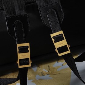 Рюкзак FENDI из нейлона с кожаными вставками С вставленным изобра