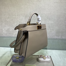 FENDI Маленькая сумка, голубовато-серая кожа С обеих сторон укра