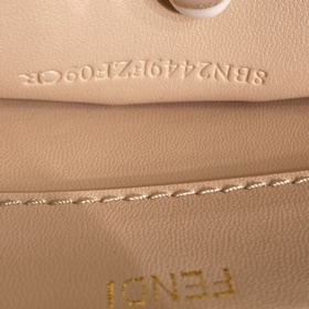 FENDI Маленькая сумка, оранжевая кожа С обеих сторон украшена кл