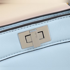FENDI сумка, небольшая изящная, с внутренним отделением, из мягк