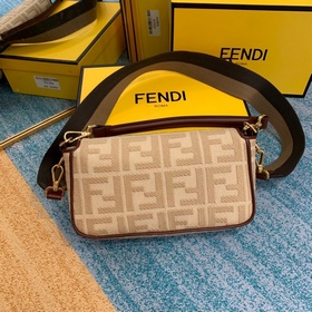 Культовая сумка FENDI Baguette среднего размера, модель 8BS600, с