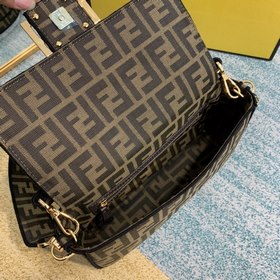 FENDI Средний размер Артикул： 8BS600 Черный багет Средняя сумка 