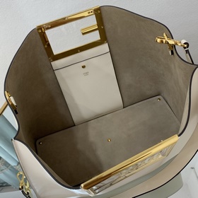 FENDI Большая сумка из кожи бежевого цвета с металлической ручко