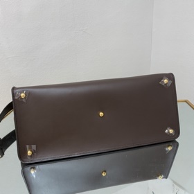 FENDI Большая сумка Коричневая кожа С металлической ручкой с бол