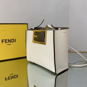 FENDI Маленькая сумка, кожа цвета абрикоса С металлической ручко
