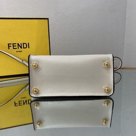 FENDI Маленькая сумка, кожа цвета абрикоса С металлической ручко