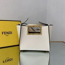 FENDI Маленькая сумка, кожа цвета абрикоса С металлической ручко