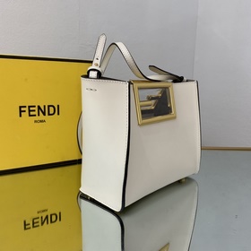FENDI Маленькая сумка, кожа цвета абрикоса С металлической ручко