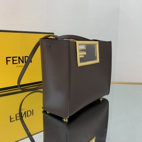 FENDI Маленькая сумка, черная кожа С металлической ручкой с боль