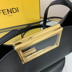 FENDI Маленькая сумка, черная кожа С металлической ручкой с боль