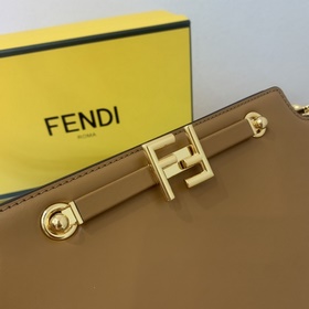 FENDI Сумка-гармошка из серой кожи с металлической застежкой С д