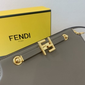 FENDI Сумка-гармошка из серой кожи с металлической застежкой С д
