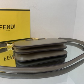 FENDI Сумка-гармошка из серой кожи с металлической застежкой С д