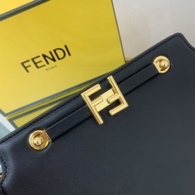 FENDI Черная кожаная сумка-гармошка С металлической застежкой, д
