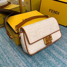 FENDI Культовая сумка Baguette среднего размера, модель № 8BS600
