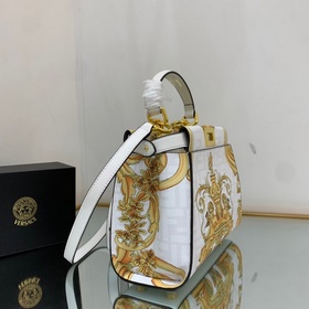 FENDI Совместная коллекция с полным принтом F Я бы назвала это с