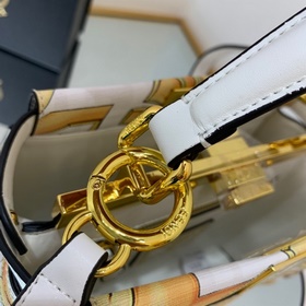 FENDI Совместная коллекция с полным принтом F Я бы назвала это с