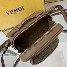 Новая сумка для фотоаппарата FENDI. Овальная сумка для фотоаппара