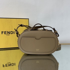 Новая сумка для фотоаппарата FENDI. Овальная сумка для фотоаппара