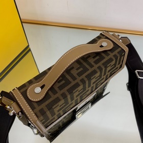 Сумка FENDI через плечо Сумка из ткани с клапаном с узором FF Ди