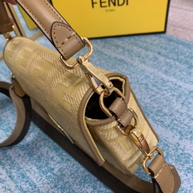 FENDI Культовая сумка Baguette среднего размера с клапаном и маг