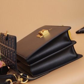 FENDI Сумка через плечо Модель： 8839 Кофейный цвет Размер： 25*18*