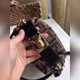 FENDI Черная мини-сумка виде ланч-бокса, очень оригинальная и кра