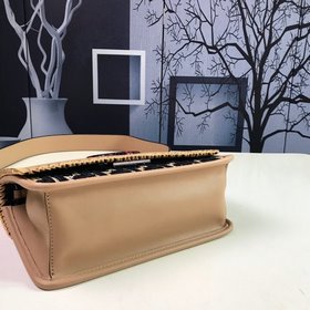 FENDI – новейшая модель с уникальным дизайном и ручной отделкой, 