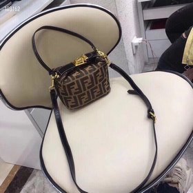 FENDI Черно-белая мини-сумка-ланчбокс Очень оригинальная сумка с 