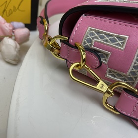 FENDI Сумка Baguette из кожи, украшенная вышитым ажурным узором 