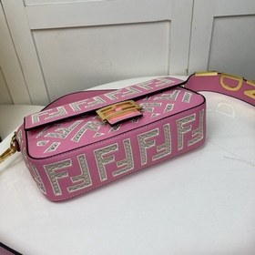 FENDI Сумка Baguette из кожи, украшенная вышитым ажурным узором 