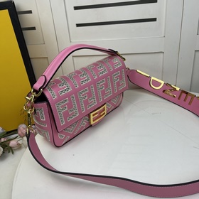 FENDI Сумка Baguette из кожи, украшенная вышитым ажурным узором 