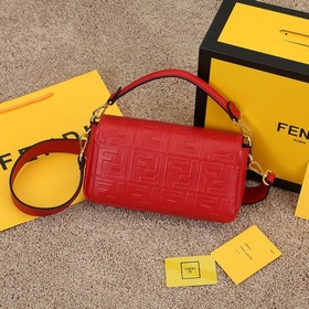 Серия FENDI Baguette — любимая сумка IT-девушек, с трехмерной тек