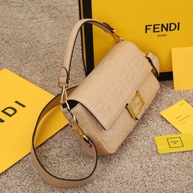 Серия FENDI Baguette — любимая сумка IT-девушек, с трехмерной тек