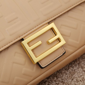 Серия FENDI Baguette — любимая сумка IT-девушек, с трехмерной тек