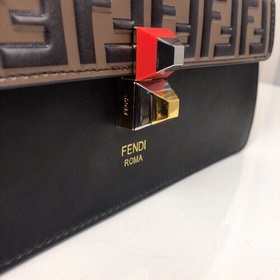 Сумка FENDI с клапаном, украшенная новейшеймагнитной застежкой с 