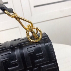 Сумка FENDI с клапаном, украшенная новейшеймагнитной застежкой с 