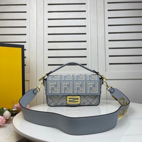 FENDI Сумка Baguette из кожи, украшенная вышитым ажурным узором 