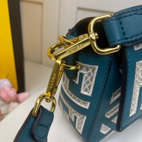 FENDI  Сумка Baguette из кожи, украшенная вышитым ажурным узором
