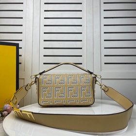 Сумка FENDI Baguette из кожи, украшена вышитым ажурным узором FF 