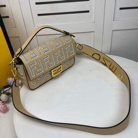 Сумка FENDI Baguette из кожи, украшена вышитым ажурным узором FF 