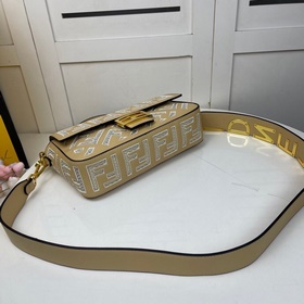 Сумка FENDI Baguette из кожи, украшена вышитым ажурным узором FF 