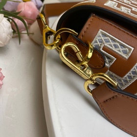 FENDI Сумка Baguette из кожи, украшена вышитым ажурным узором FF
