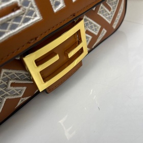 FENDI Сумка Baguette из кожи, украшена вышитым ажурным узором FF