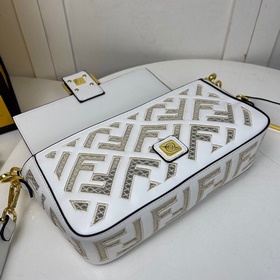 FENDI Сумка Baguette из кожи, украшенная вышитым ажурным узором 