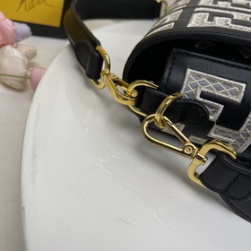FENDI Сумка Baguette из кожи, украшенная вышитым ажурным узором 