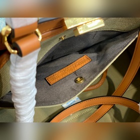 FENDI полностью обновленная сумка С внутренними кожаными кармана