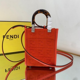 Новейшая мини-сумка для мобильного телефона FENDI с 3D-текстурой